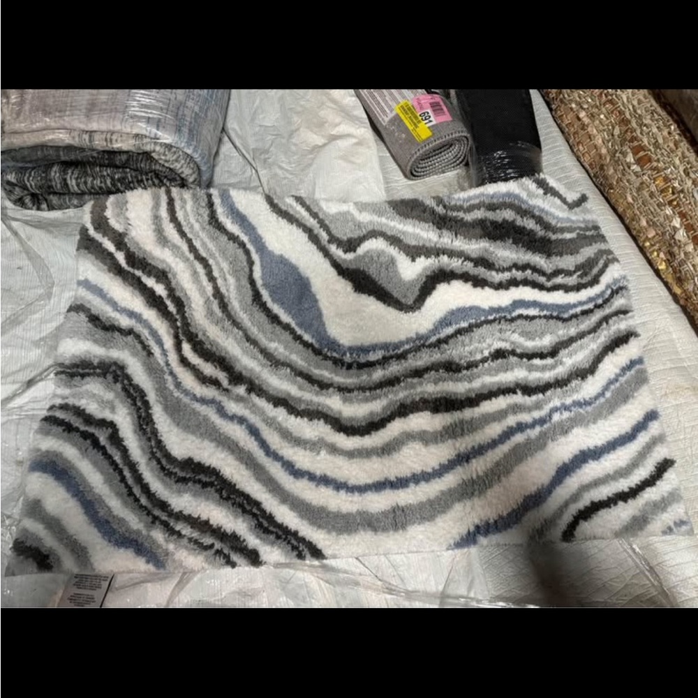 Modern Wave Pattern Bath Mat - Gray and Blue